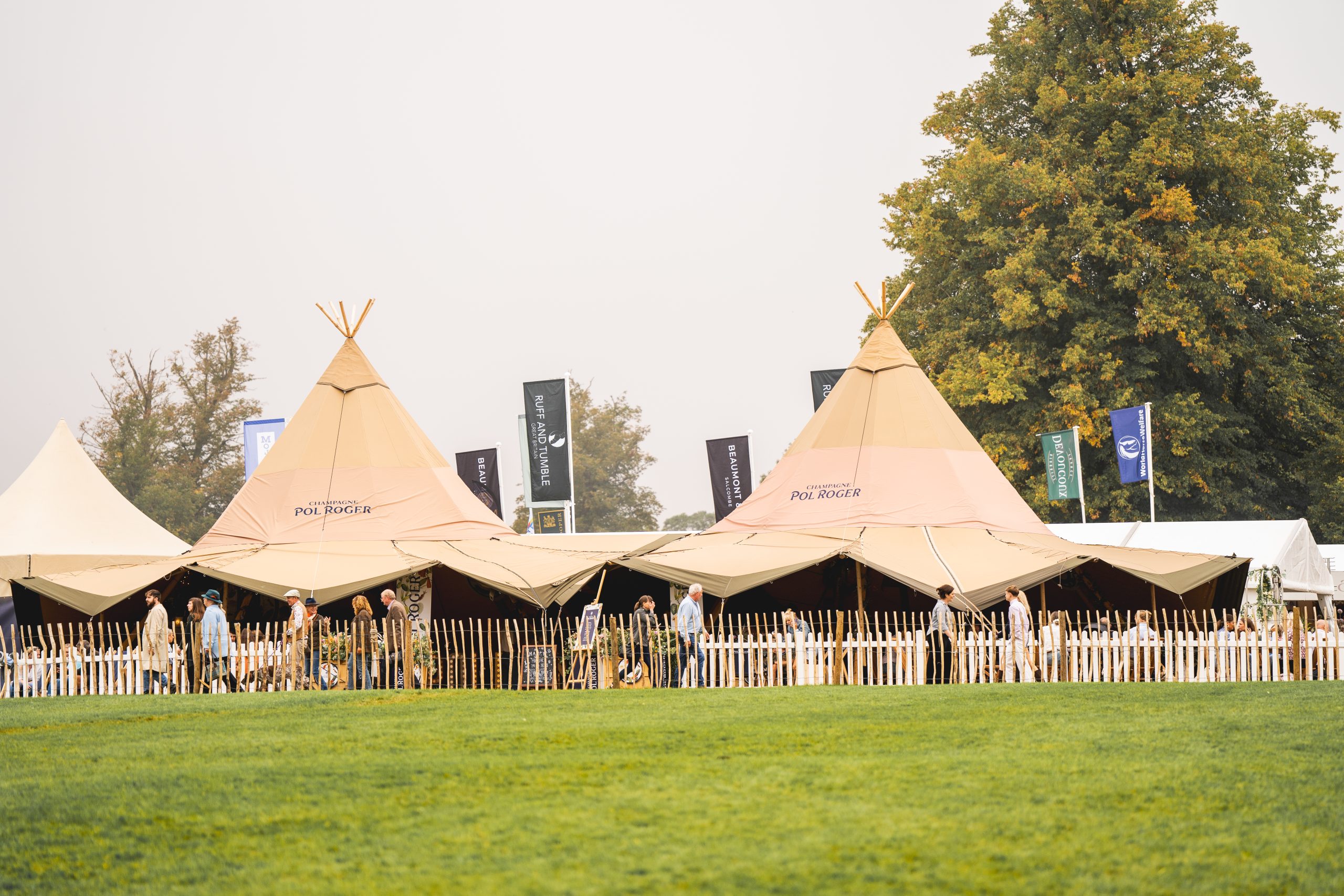 Structure événementielle éco-responsable : le choix du tipi géant